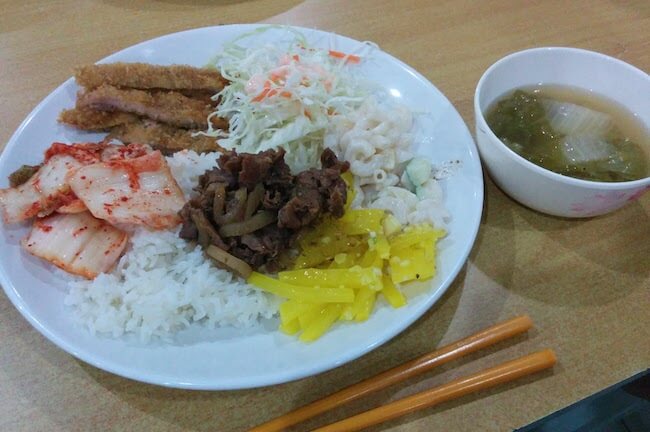寮で出される韓国料理のランチ。シンプルだけど普通に美味しいです。